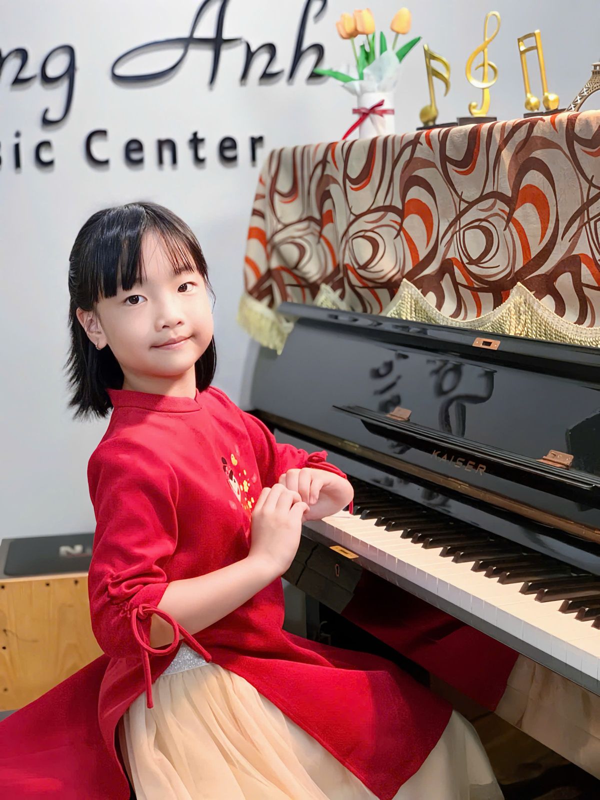 Học viên Song Anh trong áo dài đỏ